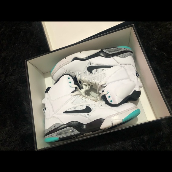 Nike air commands jade size 11.5